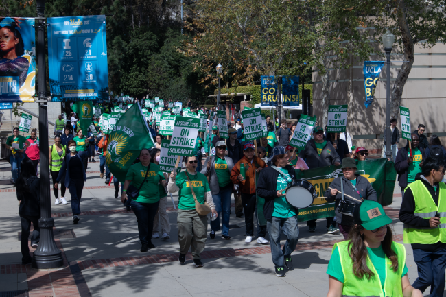 bruinwalk_Afscmepicket_040125